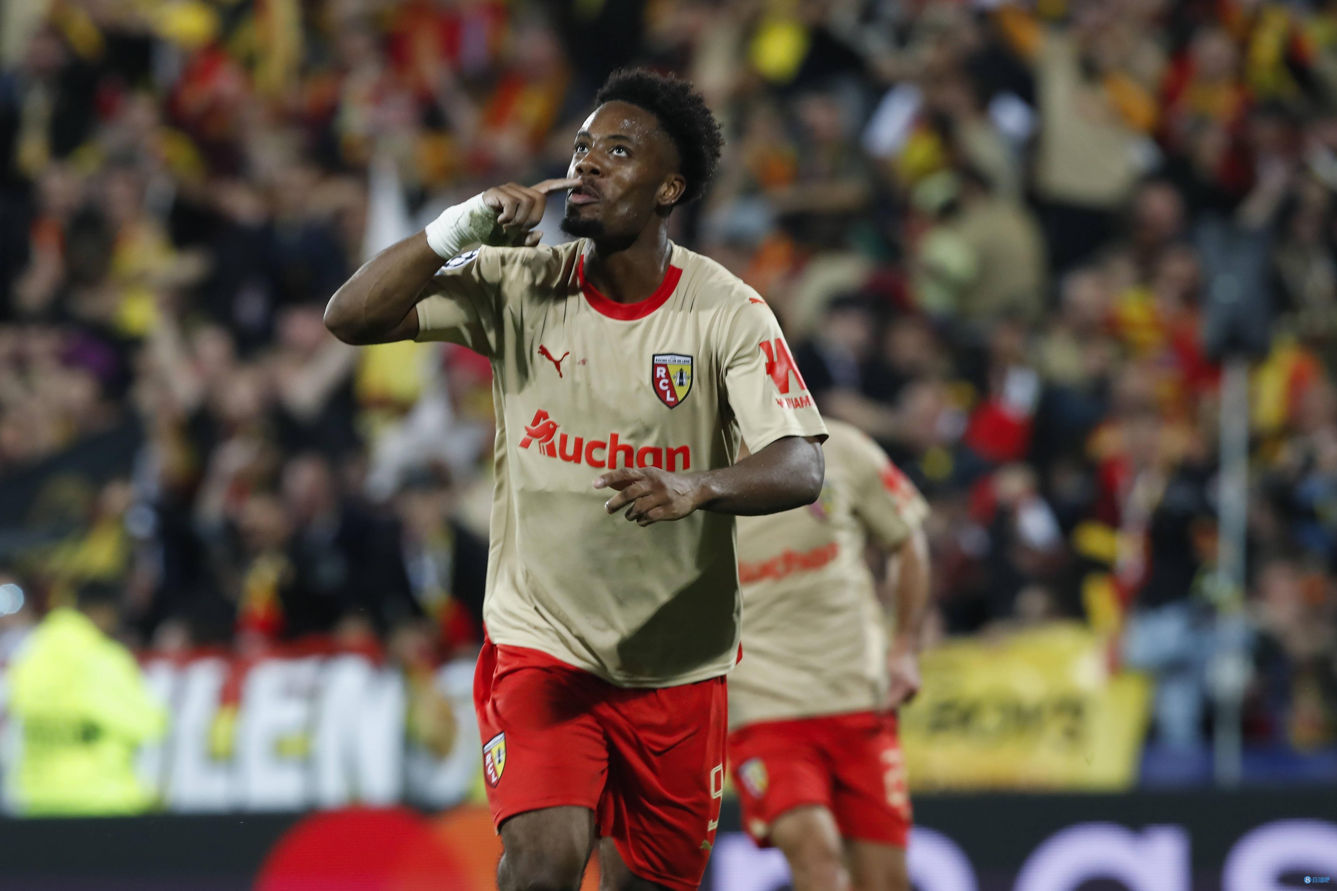 雷速官网下载-法国前锋在柏林现身助阵公益活动-第1张图片-雷速官网