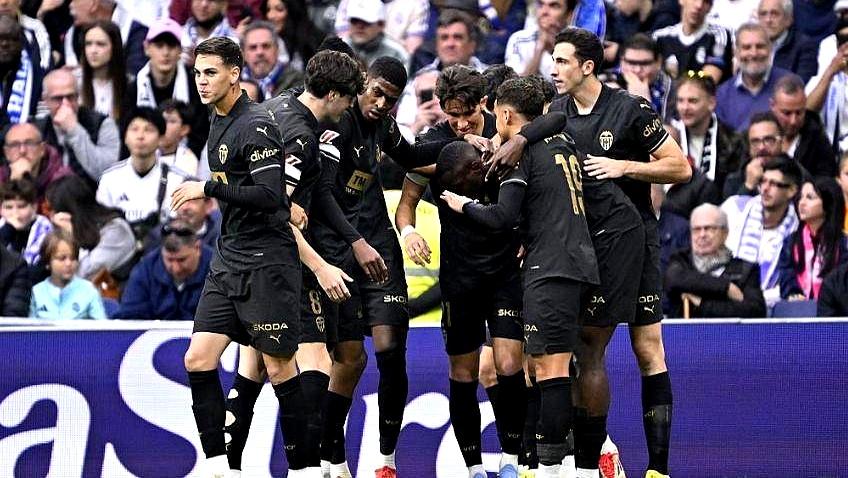 雷速官网-瓦伦西亚门将神扑关键扑救，帮助球队保持领先-第1张图片-雷速官网