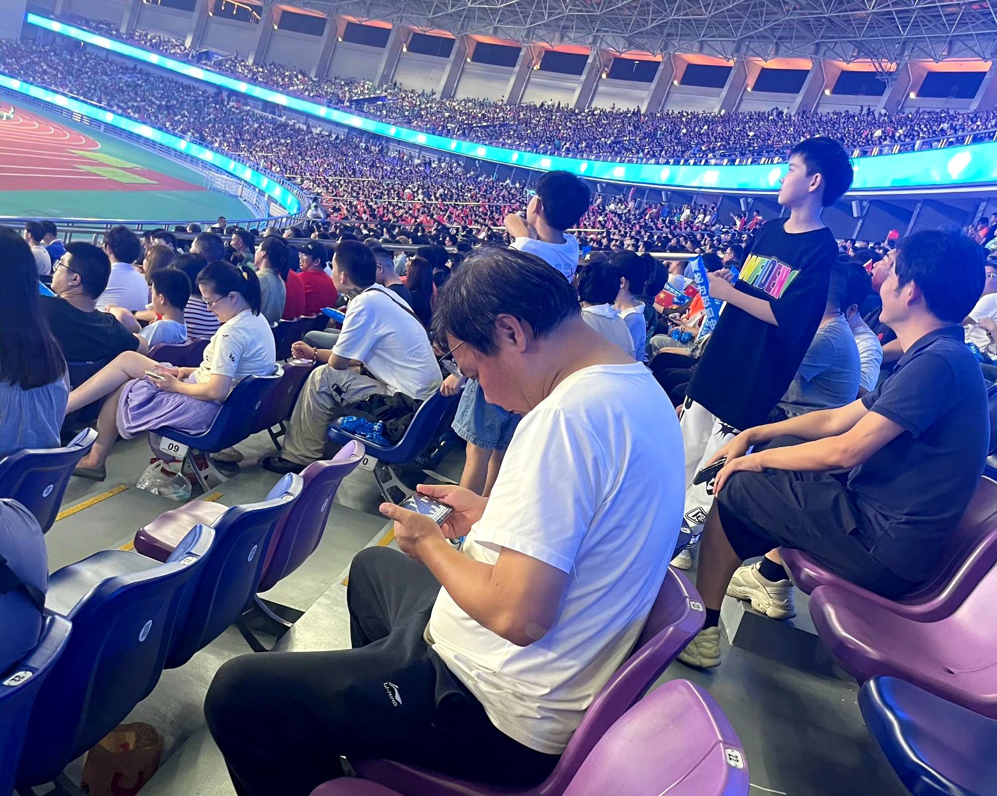 雷速直播-赛场上的精彩瞬间困扰无数球迷！-第2张图片-雷速官网