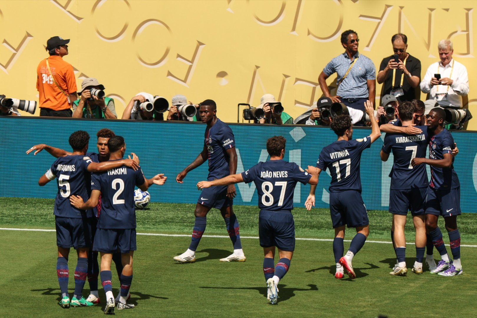 雷速官网-里昂逼平巴黎圣日耳曼，暂居法甲第三-第2张图片-雷速官网