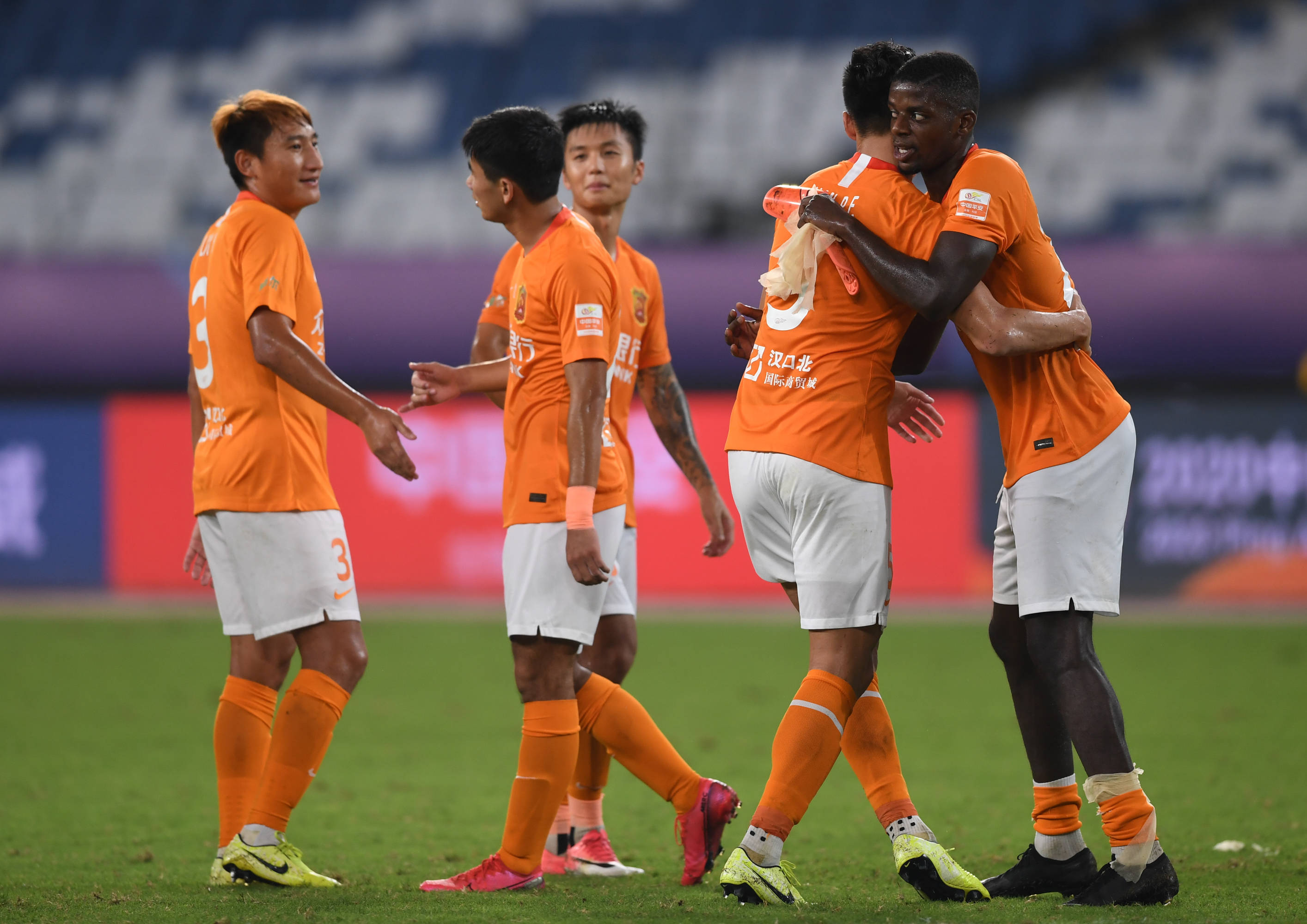 雷速官网下载-足球赛事：上港力克武汉卓尔，保持不败纪录-第1张图片-雷速官网