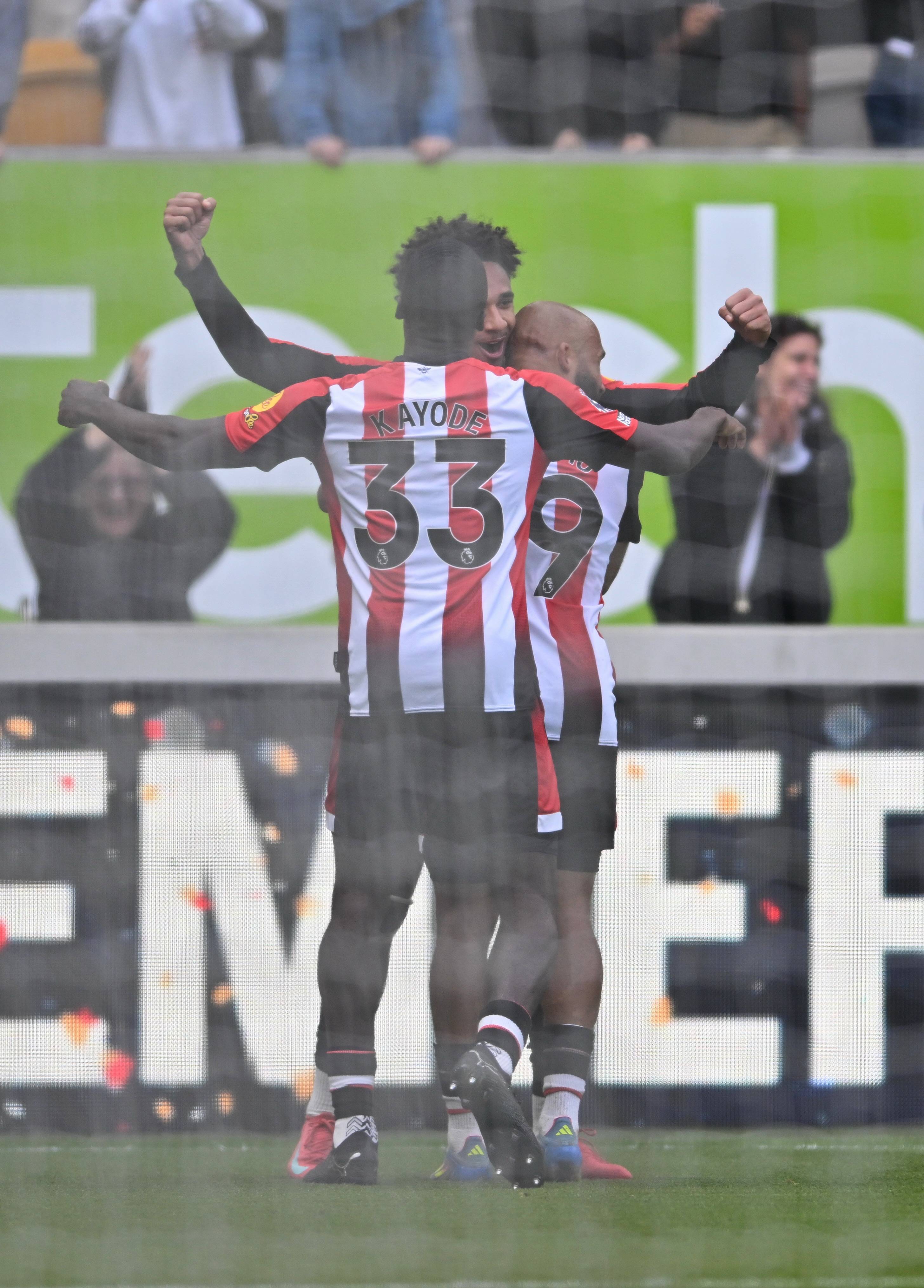 雷速官网下载-曼联主场告捷，红魔球迷欢呼雀跃-第1张图片-雷速官网